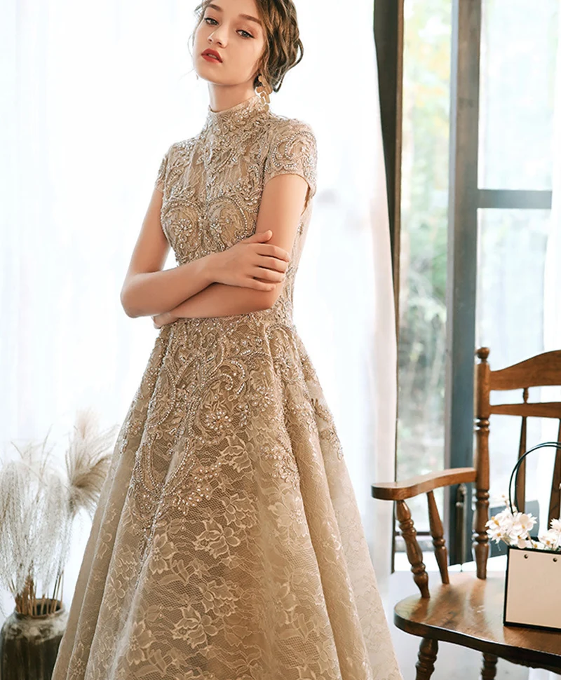Robe de bal de fin d'année champagne à col haut et dentelle