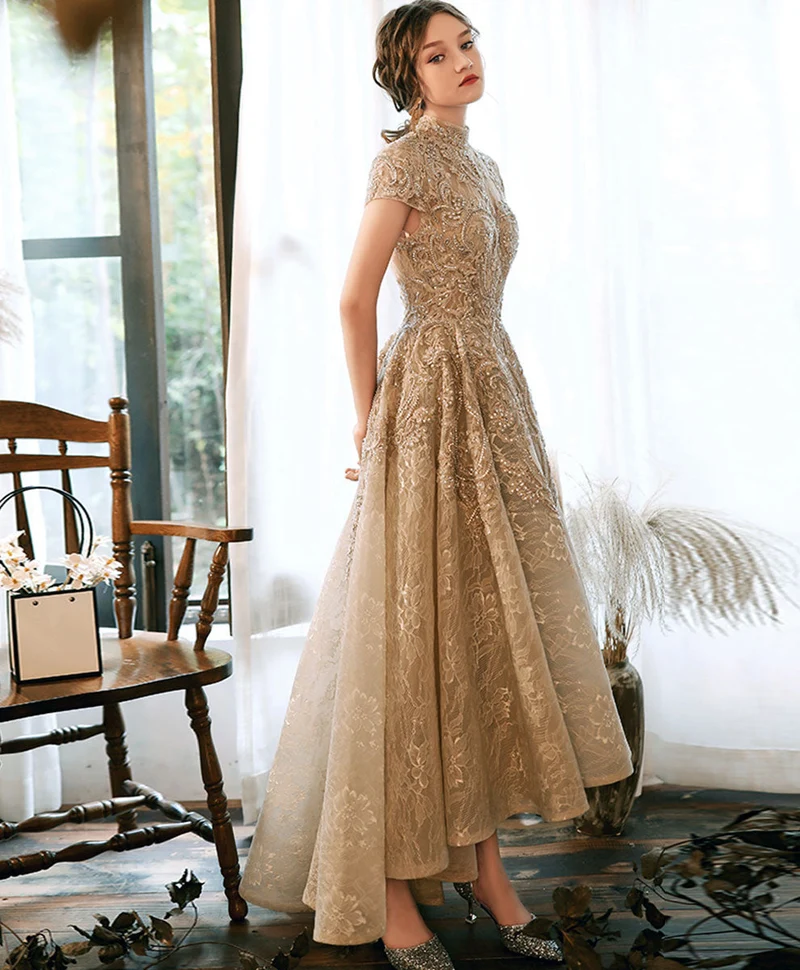 Robe de bal de fin d'année champagne à col haut et dentelle