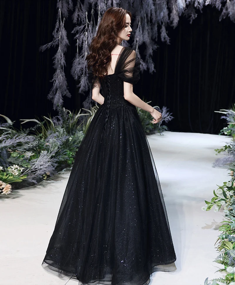 Belle robe de soirée longue en tulle noir à épaules dénudées