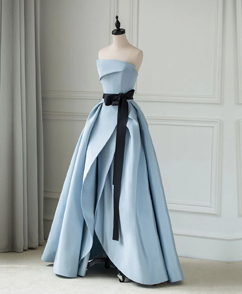 Robe de soirée longue en satin bleu simple