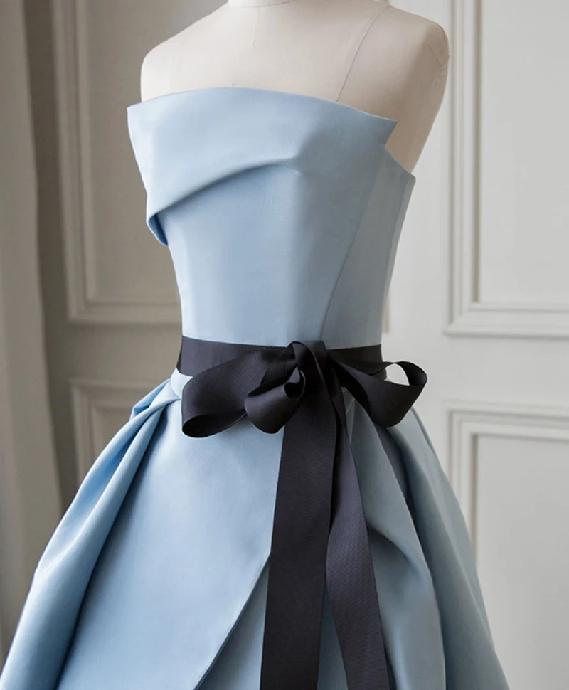 Robe de soirée longue en satin bleu simple