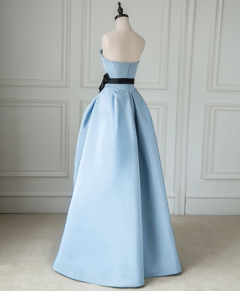 Robe de soirée longue en satin bleu simple