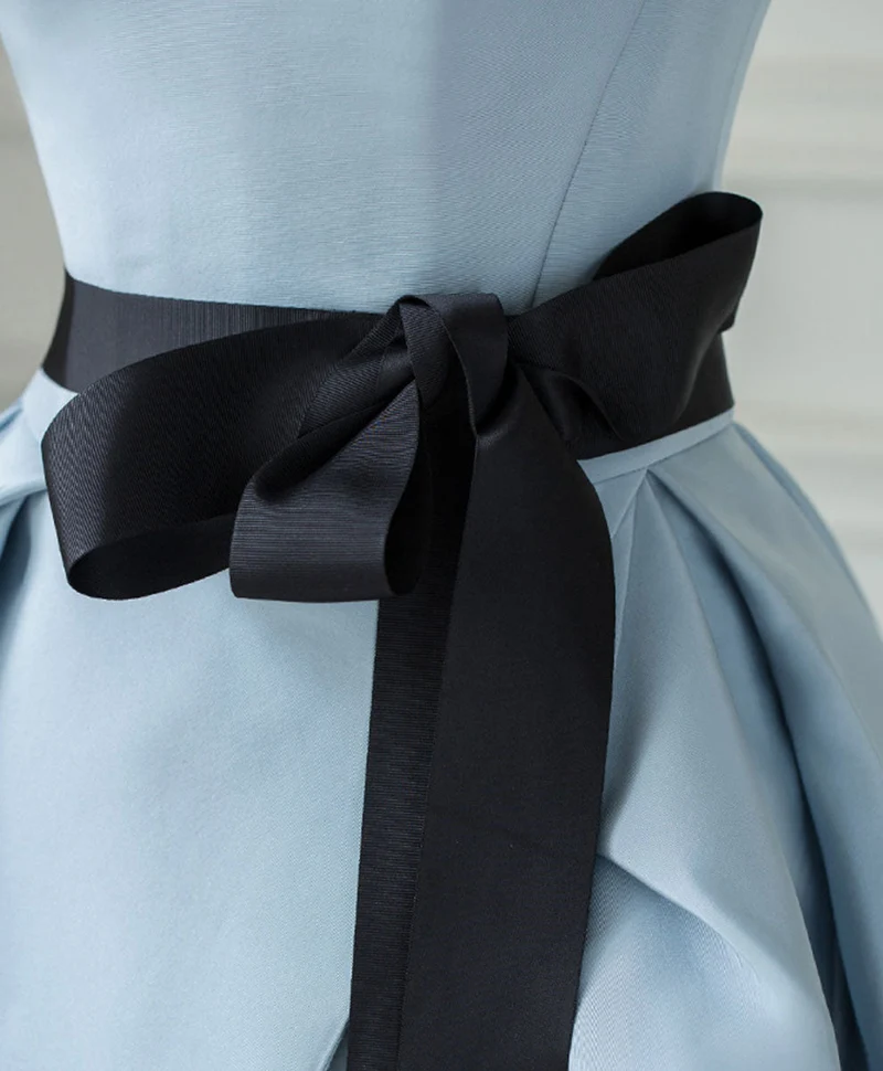 Robe de soirée longue en satin bleu simple