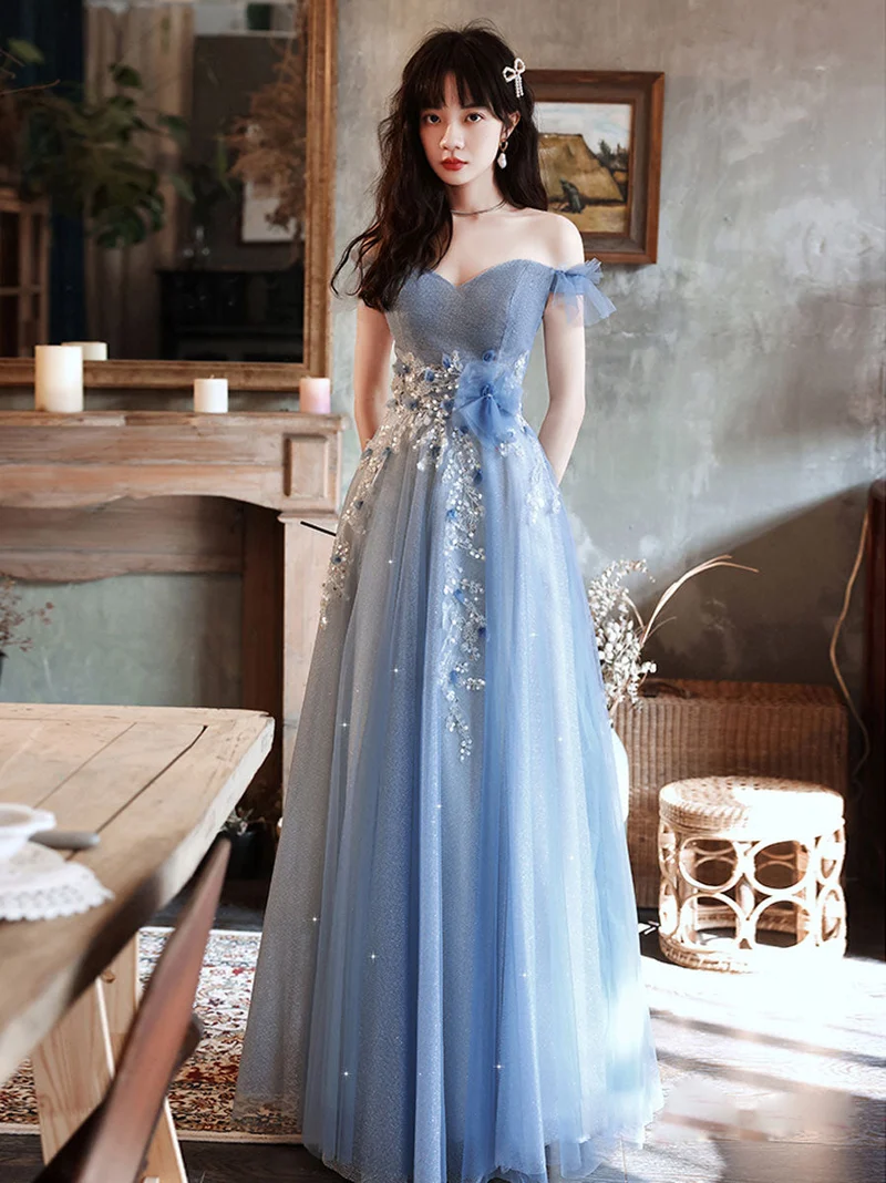 Robe de bal longue en tulle bleu à épaules dénudées et détails en perles
