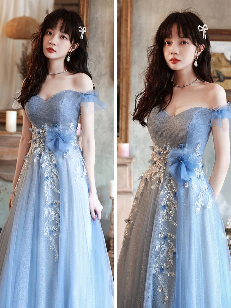 Robe de bal longue en tulle bleu à épaules dénudées et détails en perles