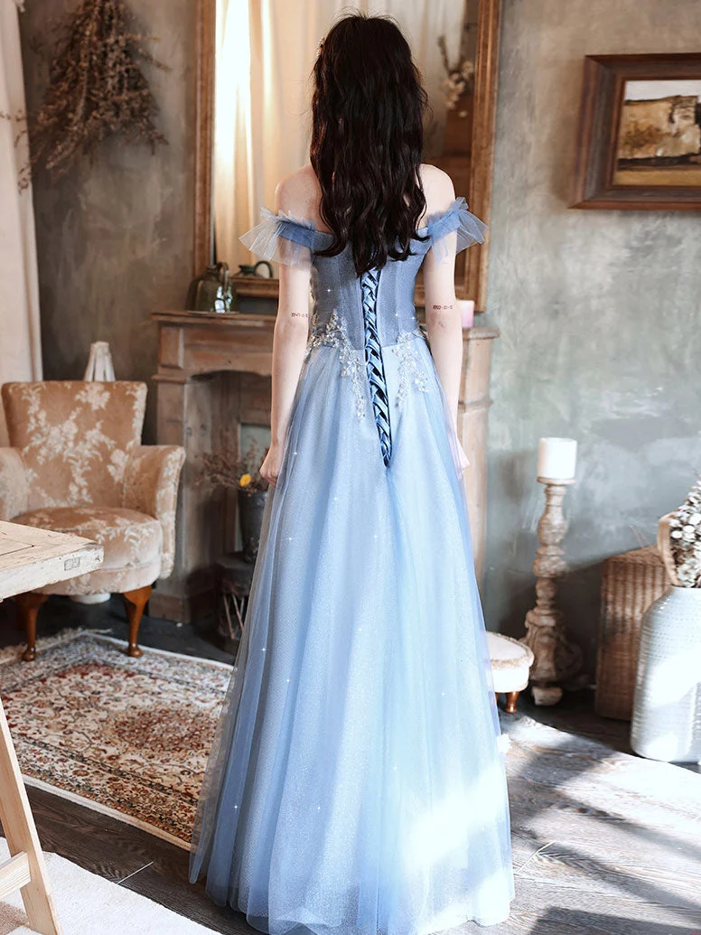 Robe de bal longue en tulle bleu à épaules dénudées et détails en perles