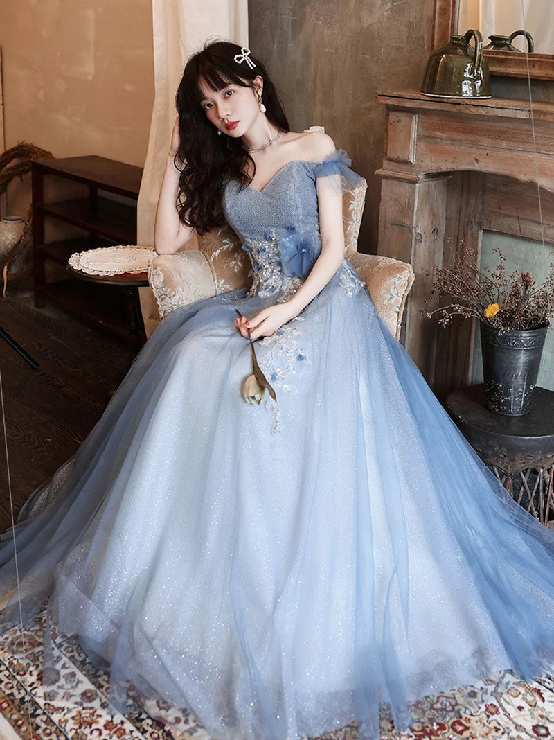 Robe de bal longue en tulle bleu à épaules dénudées et détails en perles