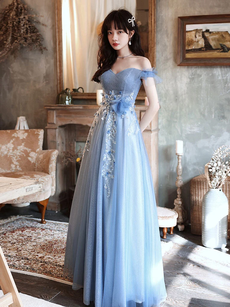 Robe de bal longue en tulle bleu à épaules dénudées et détails en perles