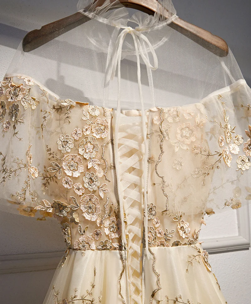 Robe de bal longue en tulle et dentelle champagne