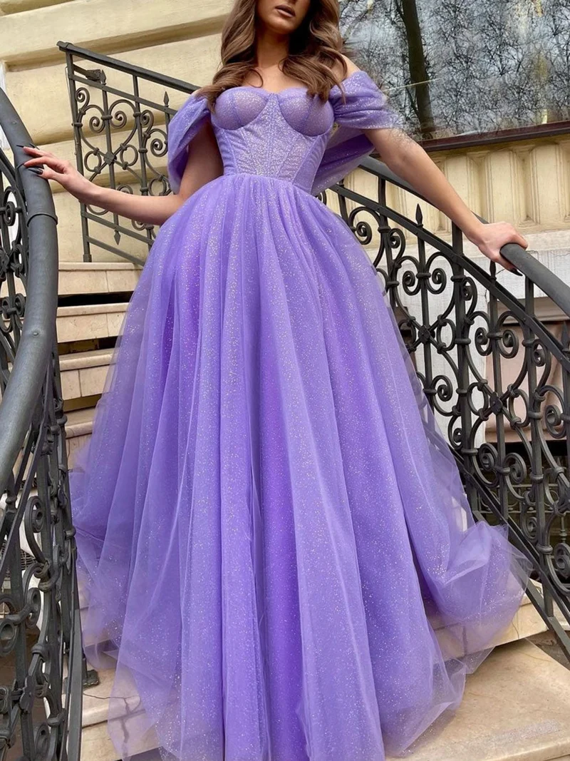 Belle robe de soirée longue en tulle violet à épaules dénudées