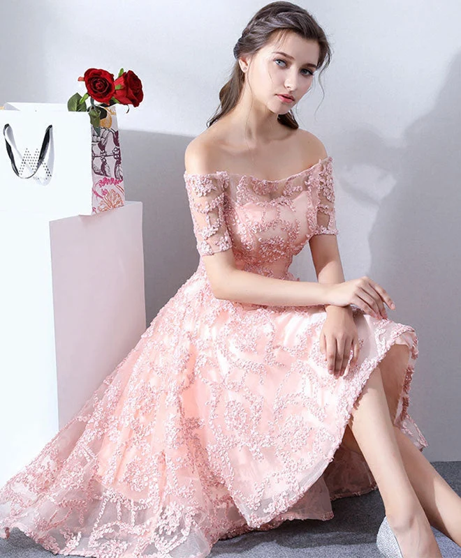Robe de soirée rose en dentelle à col montant