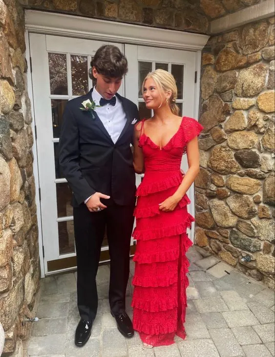 Belle robe de bal longue rouge en dentelle à plusieurs niveaux avec fente
