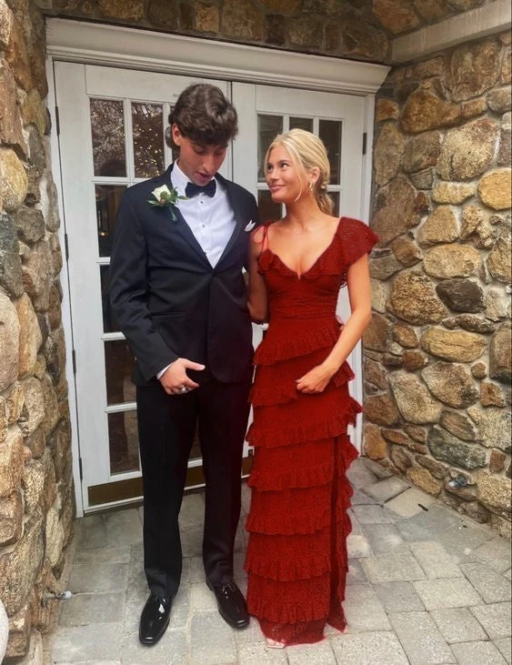 Belle robe de bal longue rouge en dentelle à plusieurs niveaux avec fente