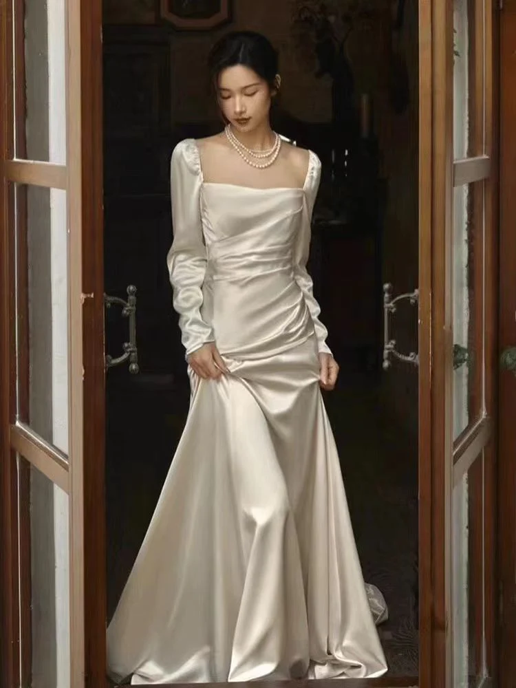 Robe de mariée en soie à manches longues et col carré