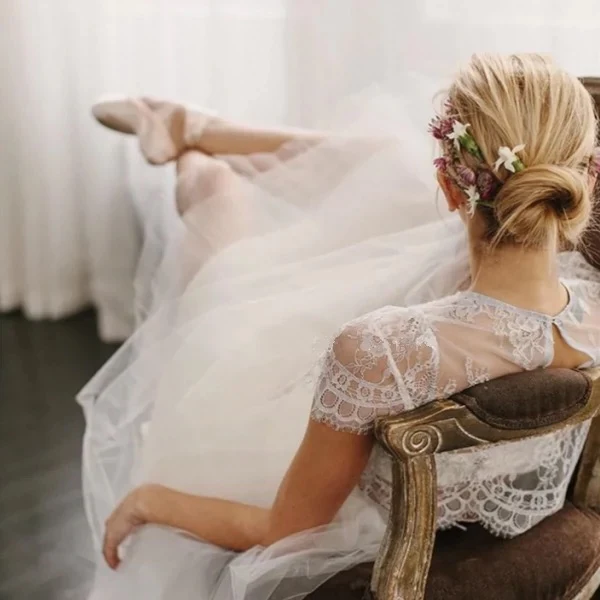 Haut de robe de mariée en dentelle à manches courtes et col haut Gaia