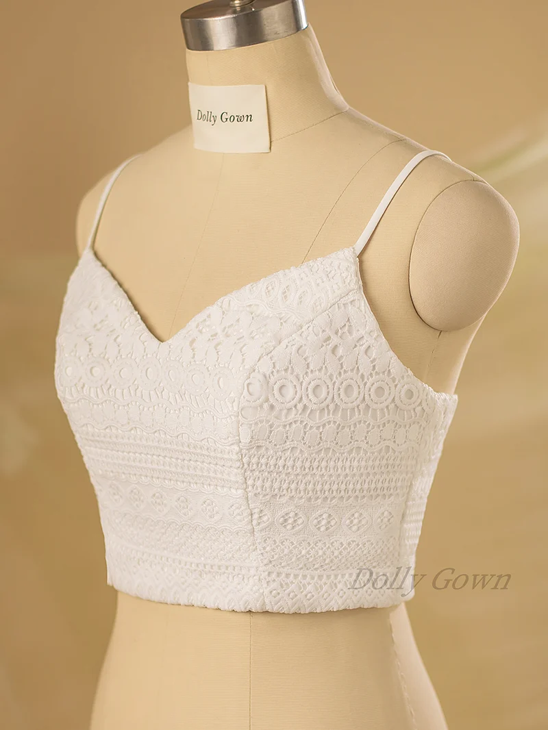 Haut de mariée en dentelle à bretelles spaghetti et motif hortensia