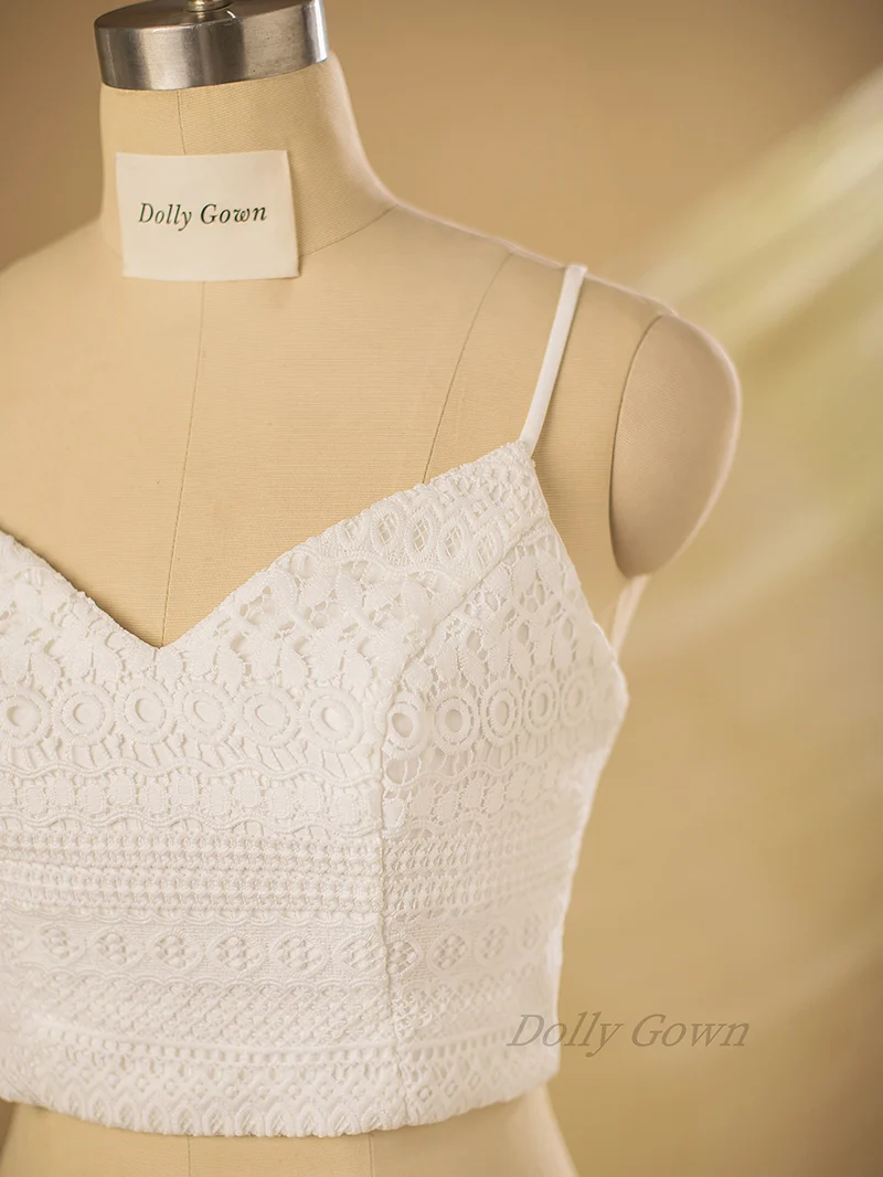 Haut de mariée en dentelle à bretelles spaghetti et motif hortensia