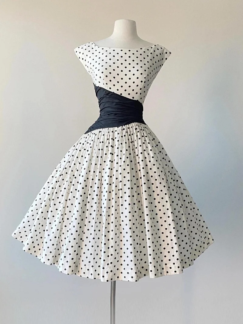 Robe trapèze à pois vintage des années 50 à manches courtes avec empiècement asymétrique noir à la taille