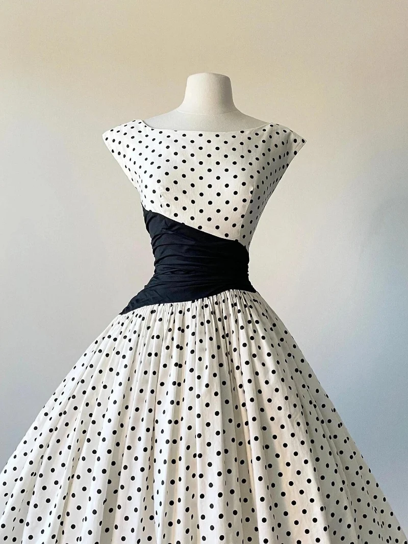 Robe trapèze à pois vintage des années 50 à manches courtes avec empiècement asymétrique noir à la taille