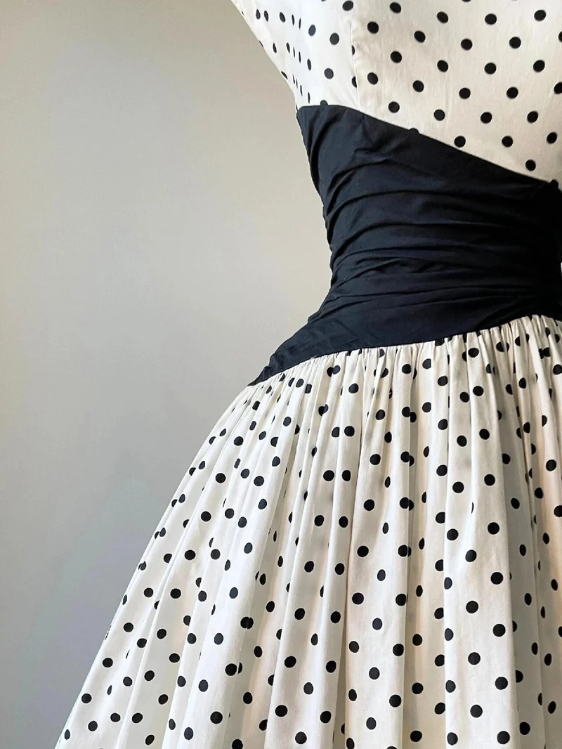 Robe trapèze à pois vintage des années 50 à manches courtes avec empiècement asymétrique noir à la taille