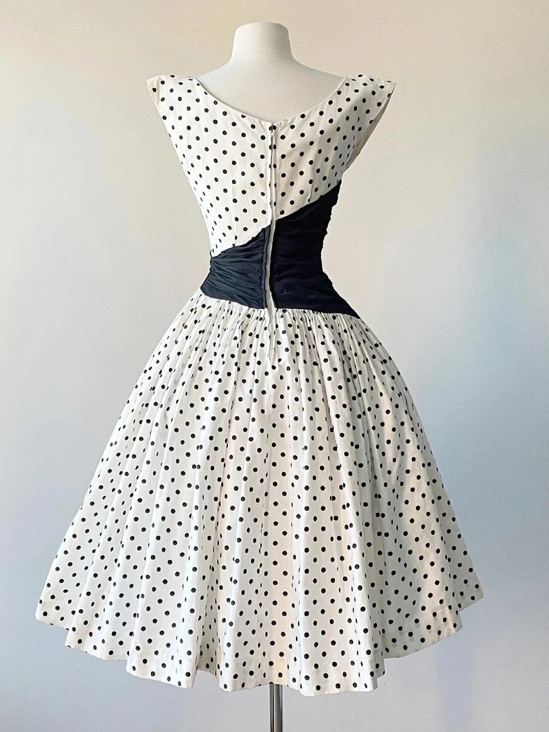Robe trapèze à pois vintage des années 50 à manches courtes avec empiècement asymétrique noir à la taille
