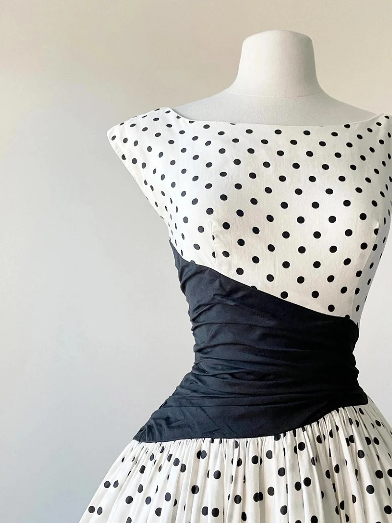 Robe trapèze à pois vintage des années 50 à manches courtes avec empiècement asymétrique noir à la taille