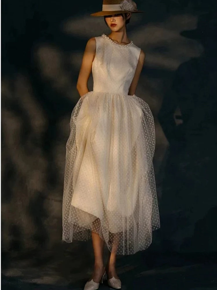 Robe de mariée unique à pois et col haut avec ourlet irrégulier