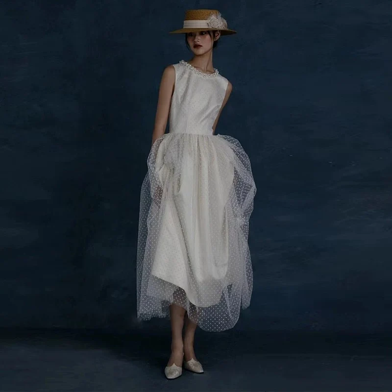 Robe de mariée unique à pois et col haut avec ourlet irrégulier