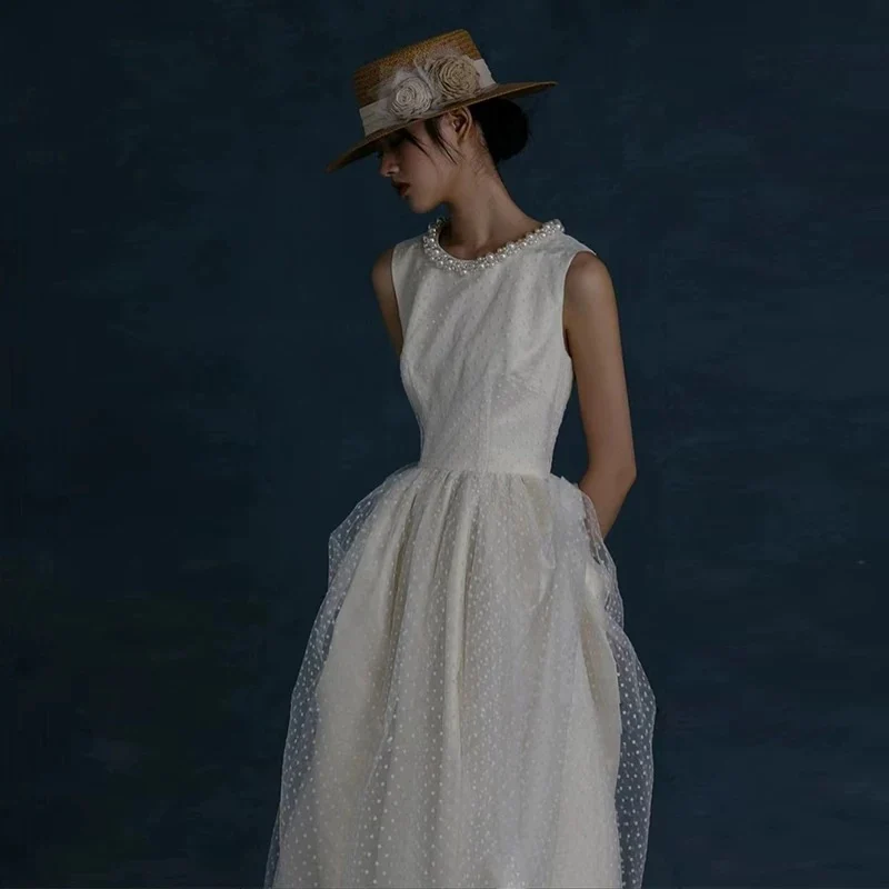 Robe de mariée unique à pois et col haut avec ourlet irrégulier
