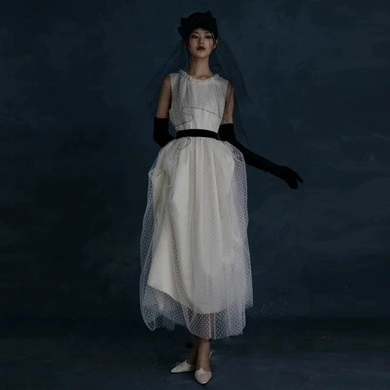 Robe de mariée unique à pois et col haut avec ourlet irrégulier