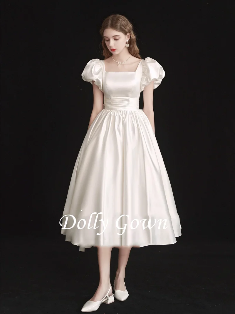 Robe de mariée courte en satin style années 50 à col carré avec manches courtes bulle