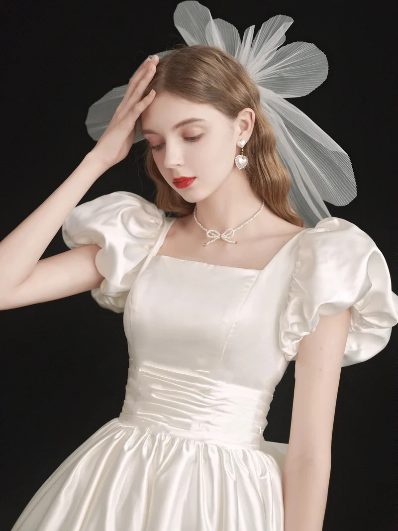 Robe de mariée courte en satin style années 50 à col carré avec manches courtes bulle