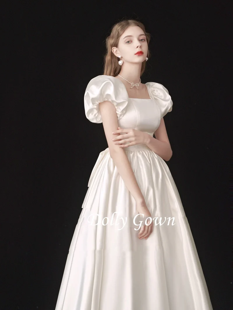 Robe de mariée courte en satin style années 50 à col carré avec manches courtes bulle