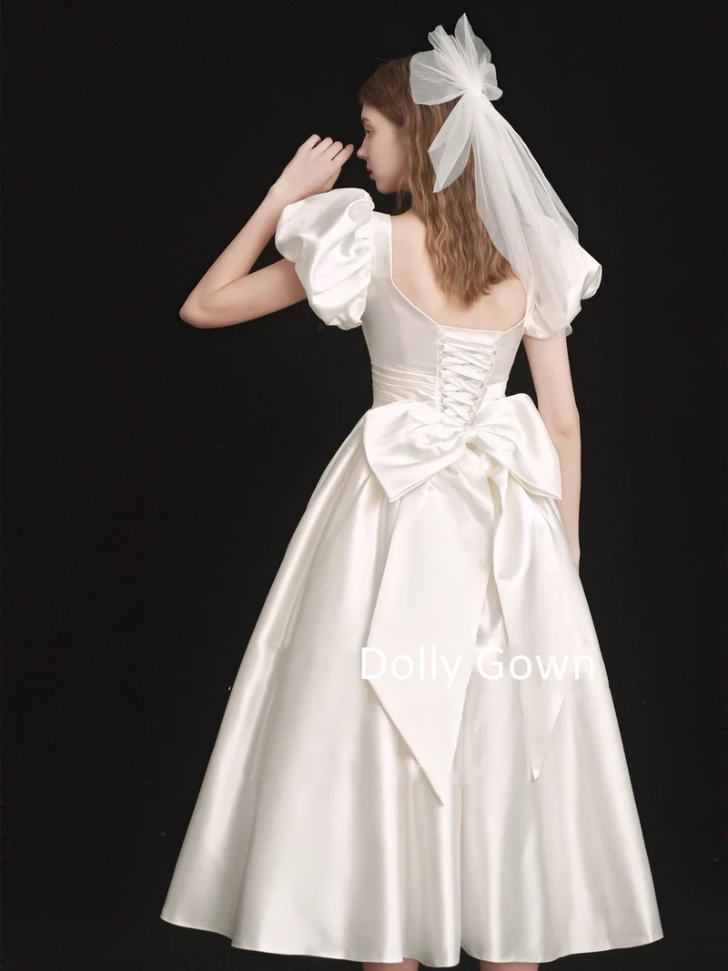 Robe de mariée courte en satin style années 50 à col carré avec manches courtes bulle