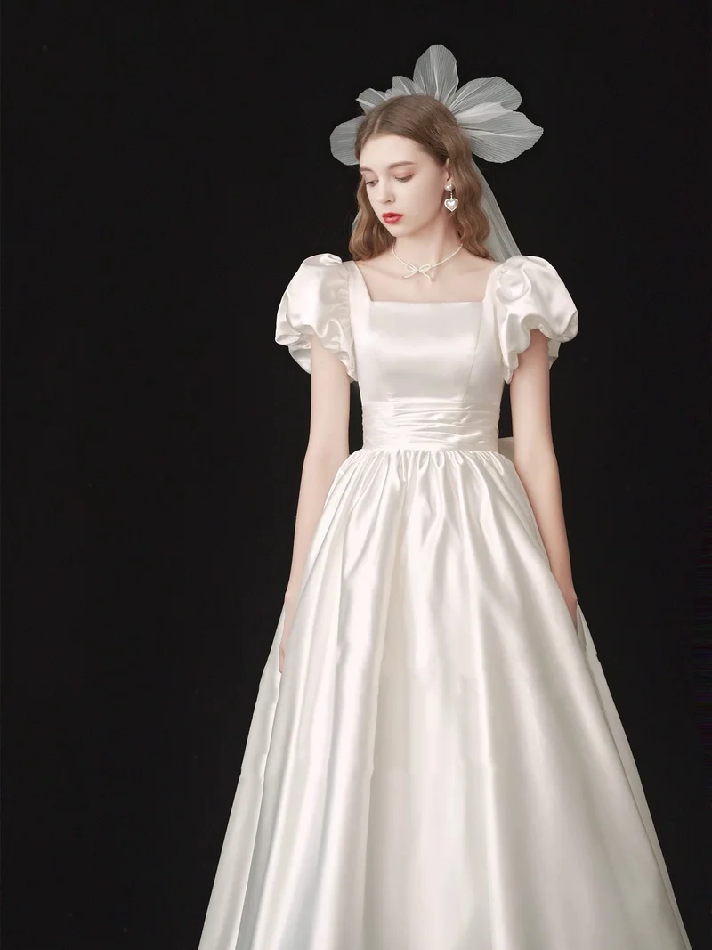 Robe de mariée courte en satin style années 50 à col carré avec manches courtes bulle