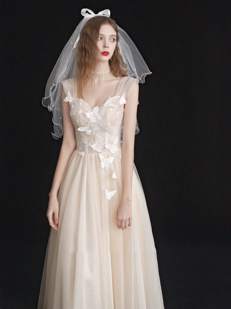 Robe de mariée en tulle avec corsage froncé champagne clair, longueur thé