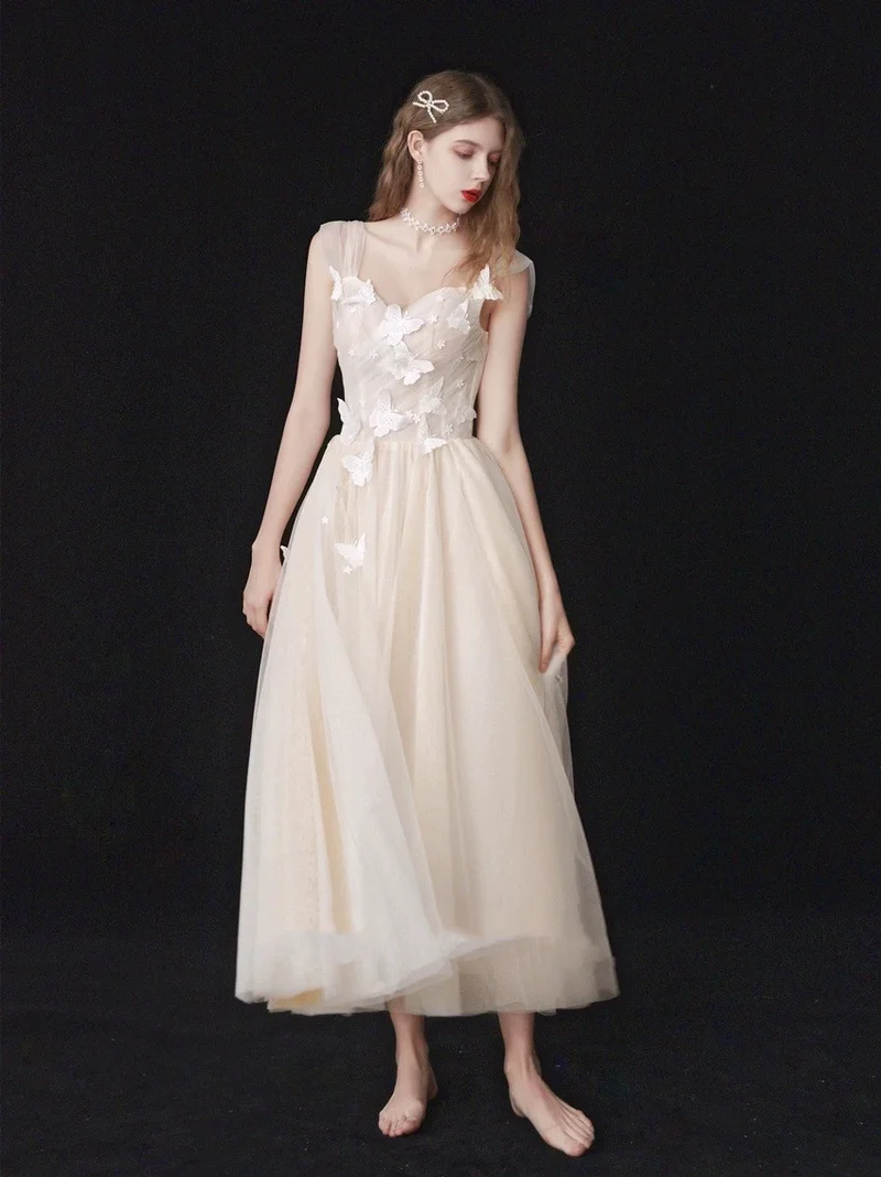 Robe de mariée en tulle avec corsage froncé champagne clair, longueur thé