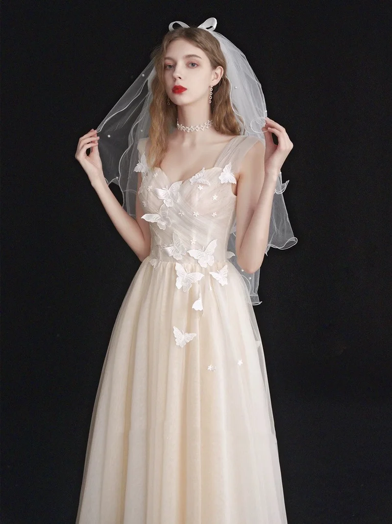 Robe de mariée en tulle avec corsage froncé champagne clair, longueur thé