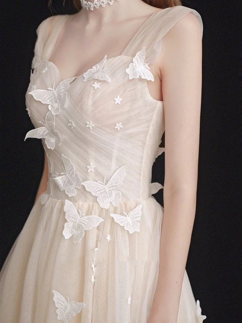 Robe de mariée en tulle avec corsage froncé champagne clair, longueur thé