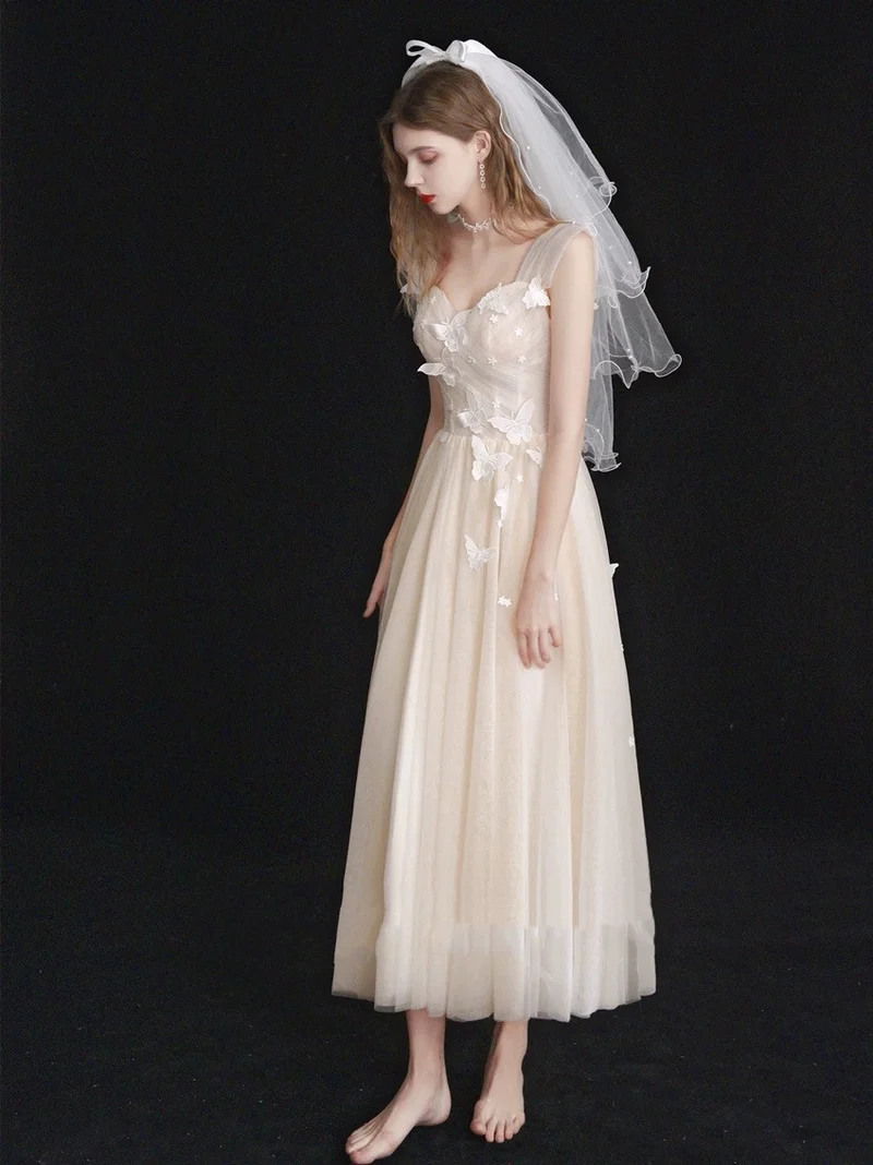 Robe de mariée en tulle avec corsage froncé champagne clair, longueur thé