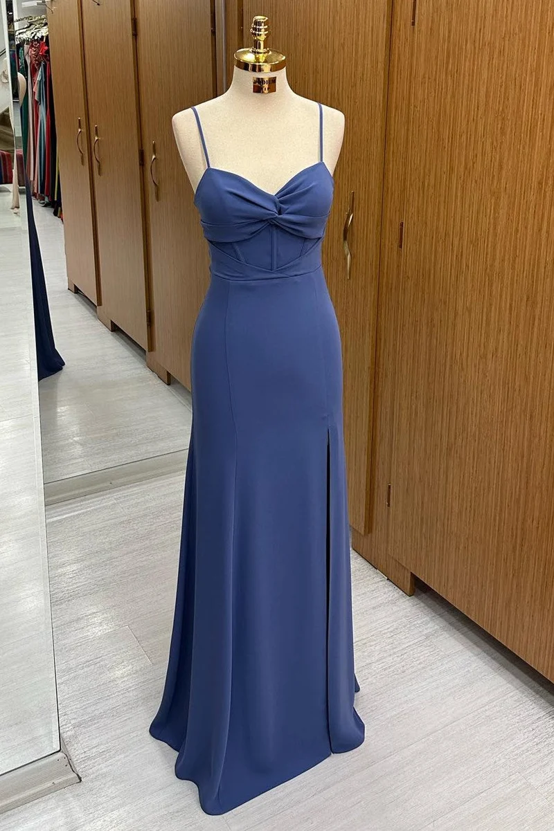 Robe de soirée longue torsadée bleu marine avec fente latérale
