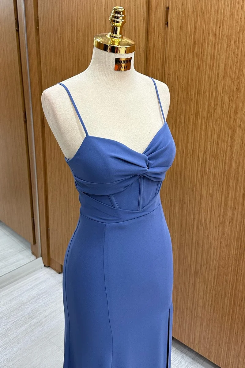 Robe de soirée longue torsadée bleu marine avec fente latérale