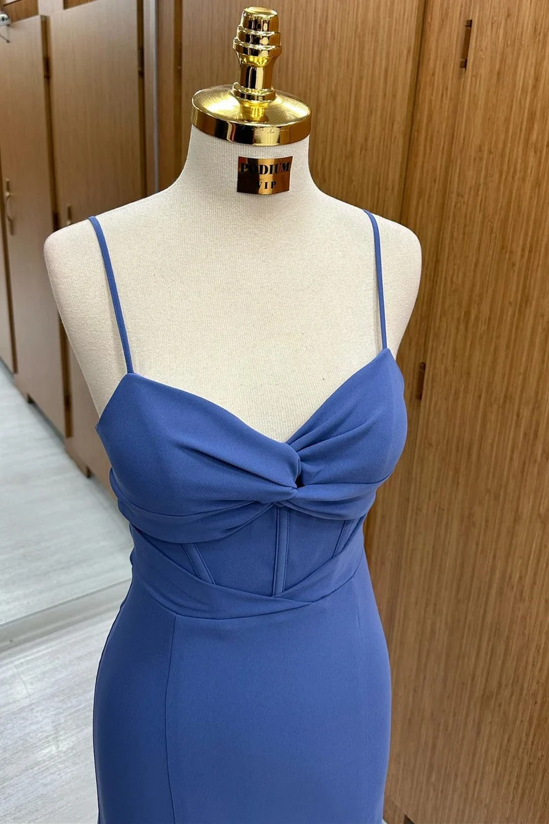 Robe de soirée longue torsadée bleu marine avec fente latérale