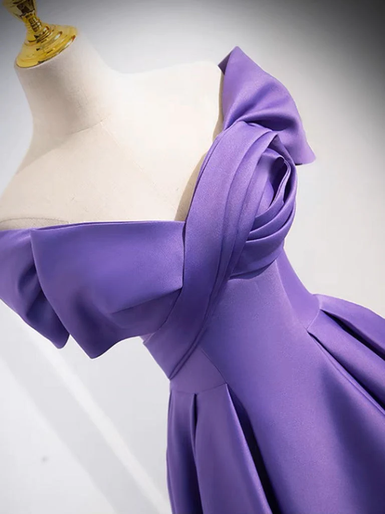 Robe de bal violette en satin à épaules dénudées et torsadée