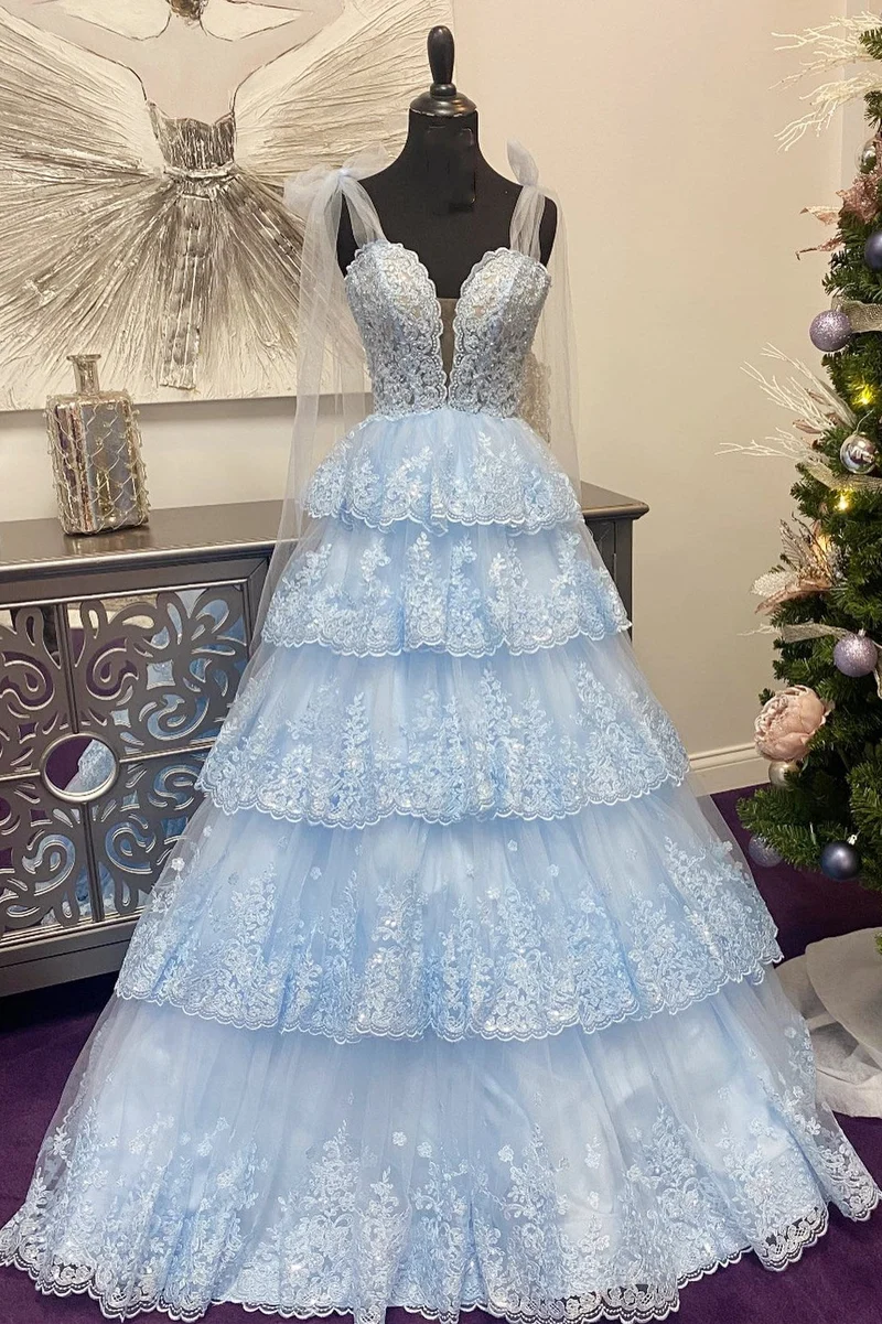 Robe de bal longue en tulle bleu clair avec bretelles à nouer et volants en dentelle à plusieurs niveaux