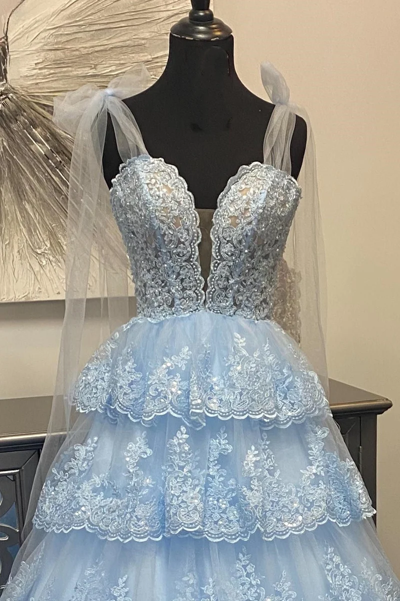 Robe de bal longue en tulle bleu clair avec bretelles à nouer et volants en dentelle à plusieurs niveaux