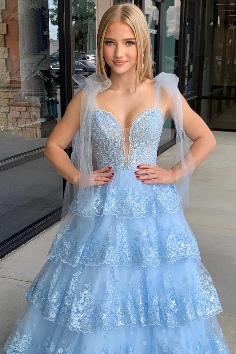 Robe de bal longue en tulle bleu clair avec bretelles à nouer et volants en dentelle à plusieurs niveaux