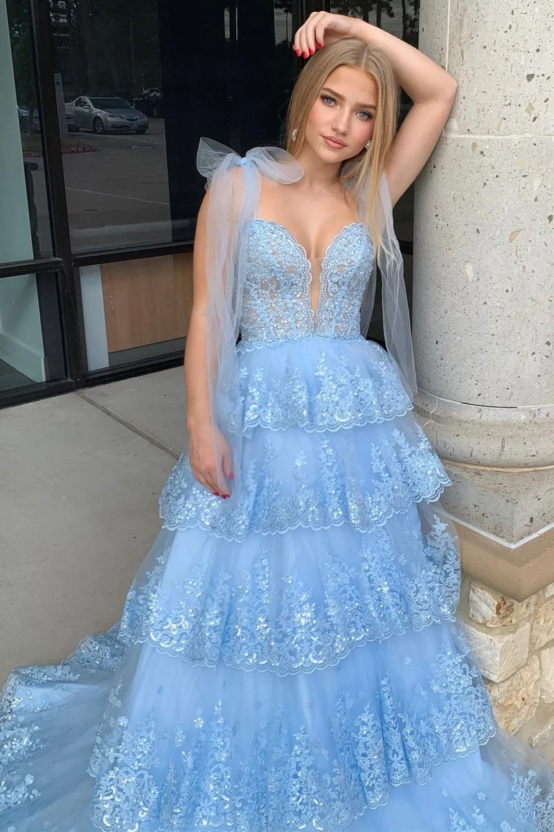 Robe de bal longue en tulle bleu clair avec bretelles à nouer et volants en dentelle à plusieurs niveaux