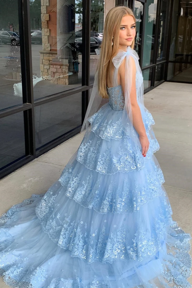 Robe de bal longue en tulle bleu clair avec bretelles à nouer et volants en dentelle à plusieurs niveaux