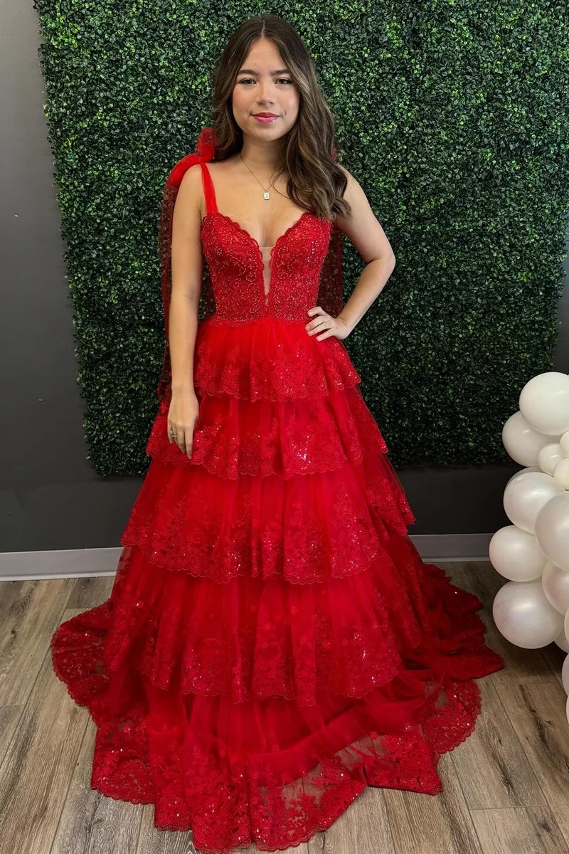 Robe de bal longue en tulle bleu clair avec bretelles à nouer et volants en dentelle à plusieurs niveaux